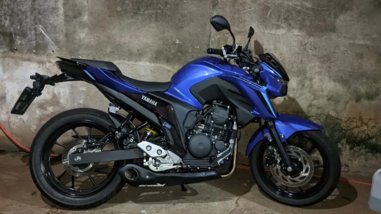 Yamaha FZ25 com escapamento esportivo Arashi instalado