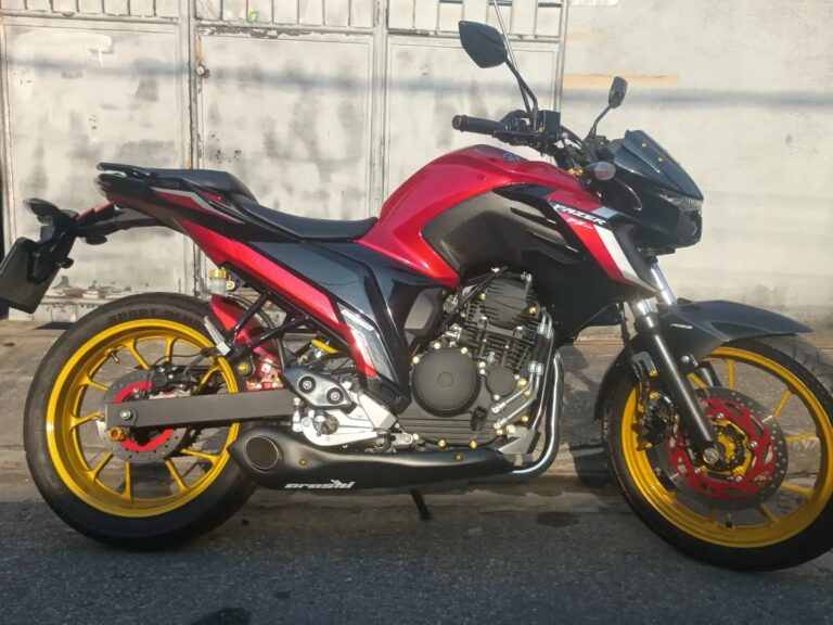 Yamaha FZ25 com escapamento esportivo Arashi instalado