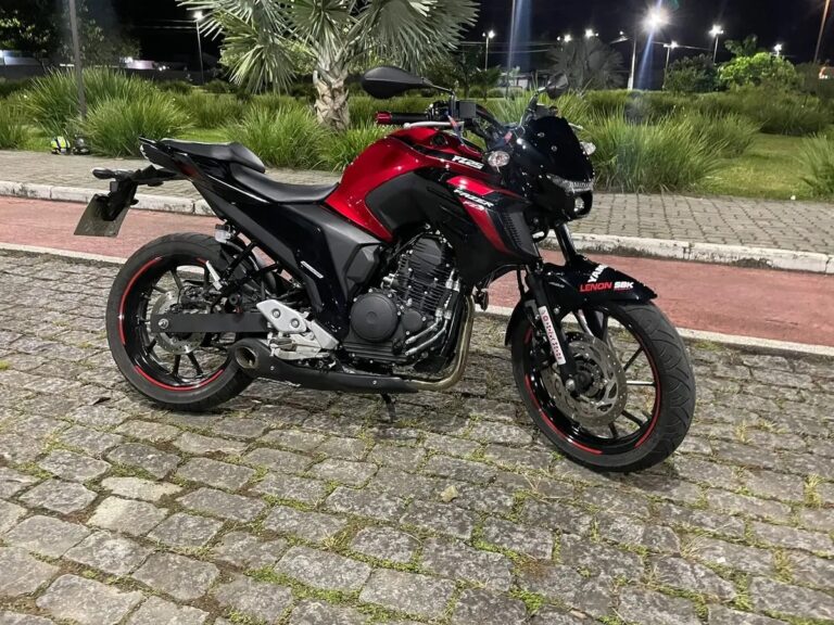 Yamaha FZ25 com escapamento esportivo Arashi instalado