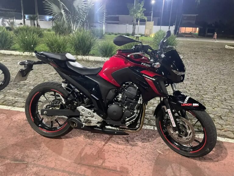 Yamaha FZ25 com escapamento esportivo Arashi instalado