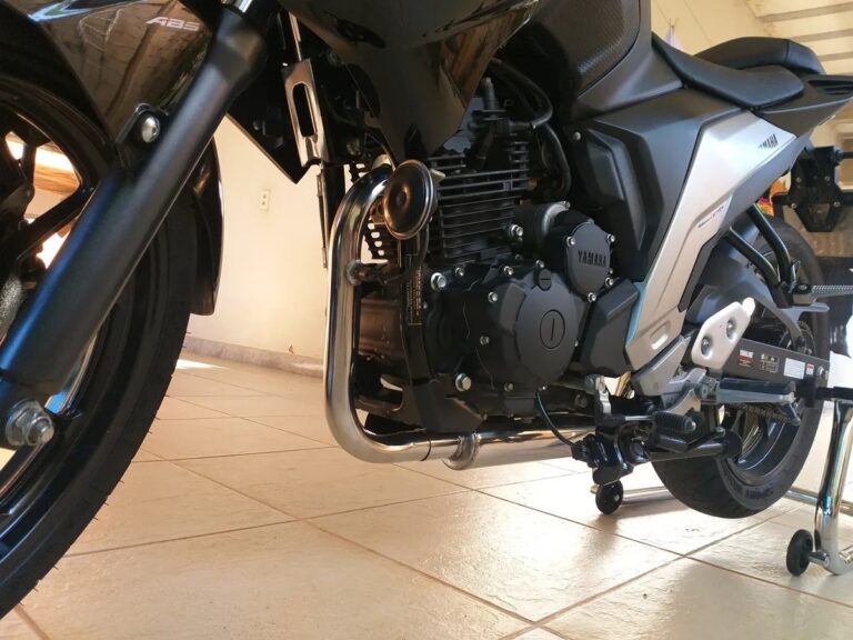 Yamaha FZ25 com escapamento esportivo Arashi instalado
