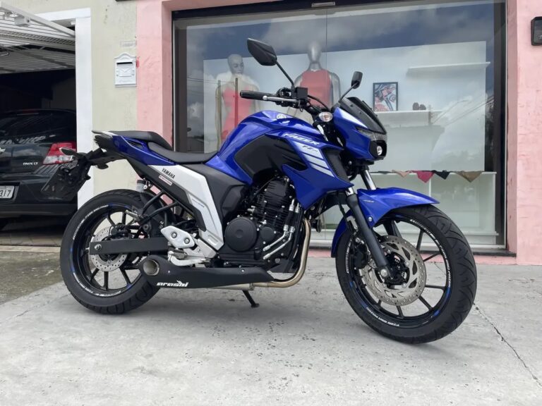 Yamaha FZ25 com escapamento esportivo Arashi instalado