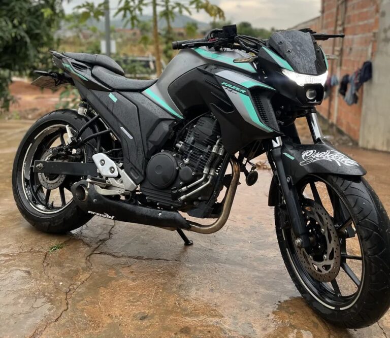 Yamaha FZ25 com escapamento esportivo Arashi instalado