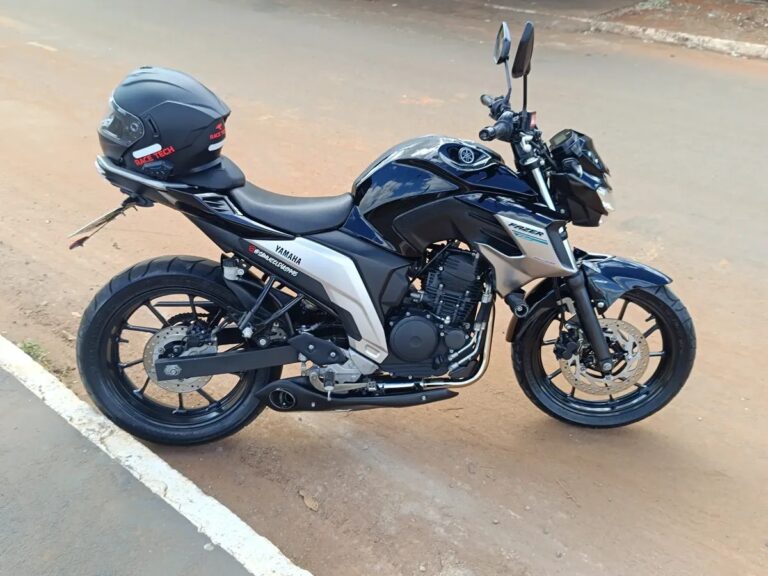 Yamaha FZ25 com escapamento esportivo Arashi instalado