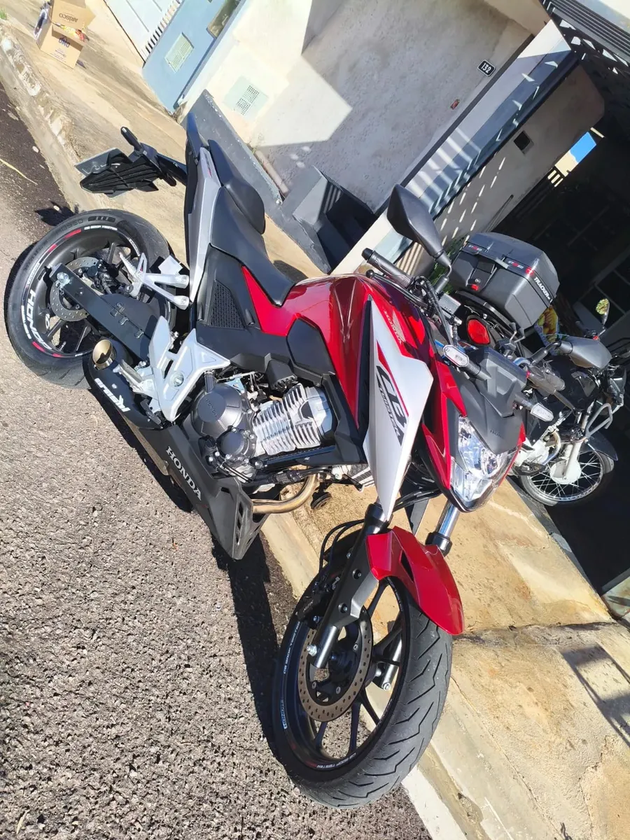 Moto equipada com escapamento Arashi