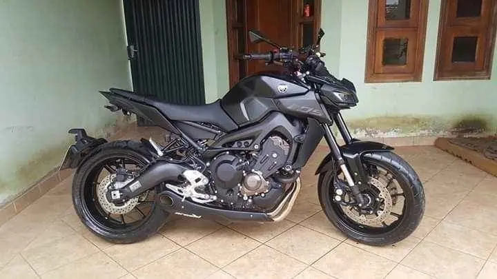 Yamaha MT-09 com escapamento Arashi
